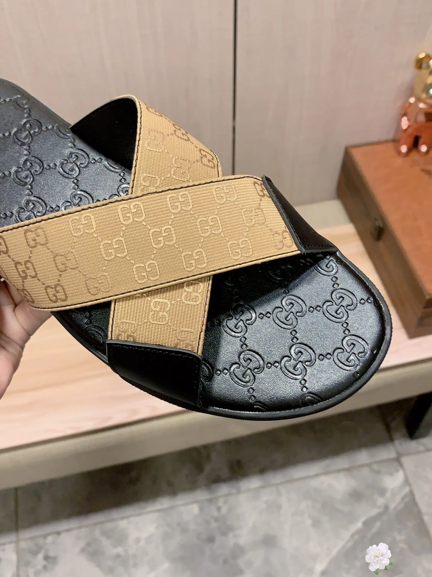 Slippers: New model: Factory price: 260💰💰🎩🎩🔥🔥《 Gucci* 》Series of slippers top purchasing agent🔍🔍Sold at the same time for men, original Italian imported webbing made of selected cowhide, exquisite workmanship,), sole: (super comfortable) original factory special sole, ⚠️exclusive double-layer movable molded sole super comfortable⚠️, real shot🎬the real thing is more beautiful🔍🔍266 regular code 38-44, can be ordered 45.